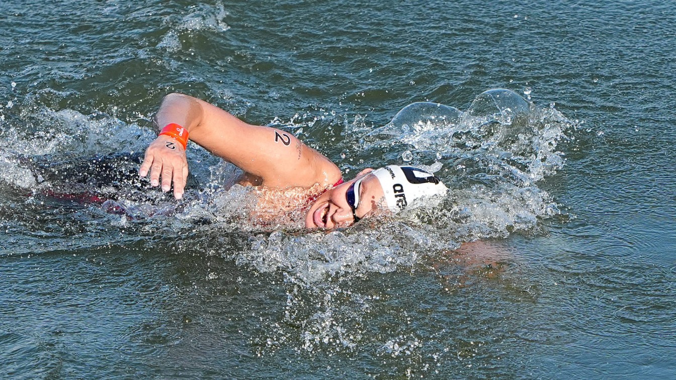 Sharon van Rouwendaal zwemt naar tweede olympische titel in open water