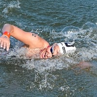 Sharon van Rouwendaal zwemt naar tweede olympische titel in open water