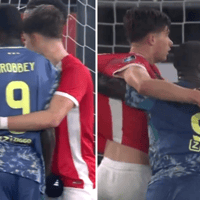 Brian Brobbey grijpt Wouter Goes bij de edele delen