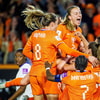 De Oranje Leeuwinnen vieren een doelpunt
