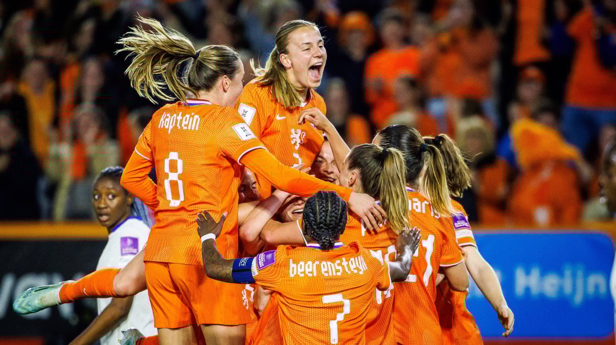 De Oranje Leeuwinnen vieren een doelpunt