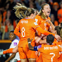 De Oranje Leeuwinnen vieren een doelpunt