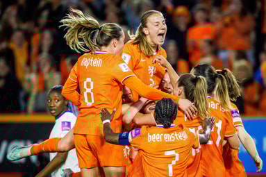 De Oranje Leeuwinnen vieren een doelpunt