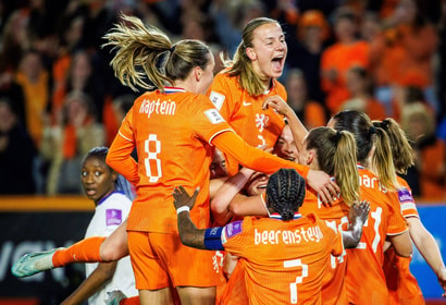 De Oranje Leeuwinnen vieren een doelpunt