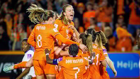 De Oranje Leeuwinnen vieren een doelpunt