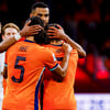 Cody Gakpo, Nathan Aké en Xavi Simons vieren een doelpunt