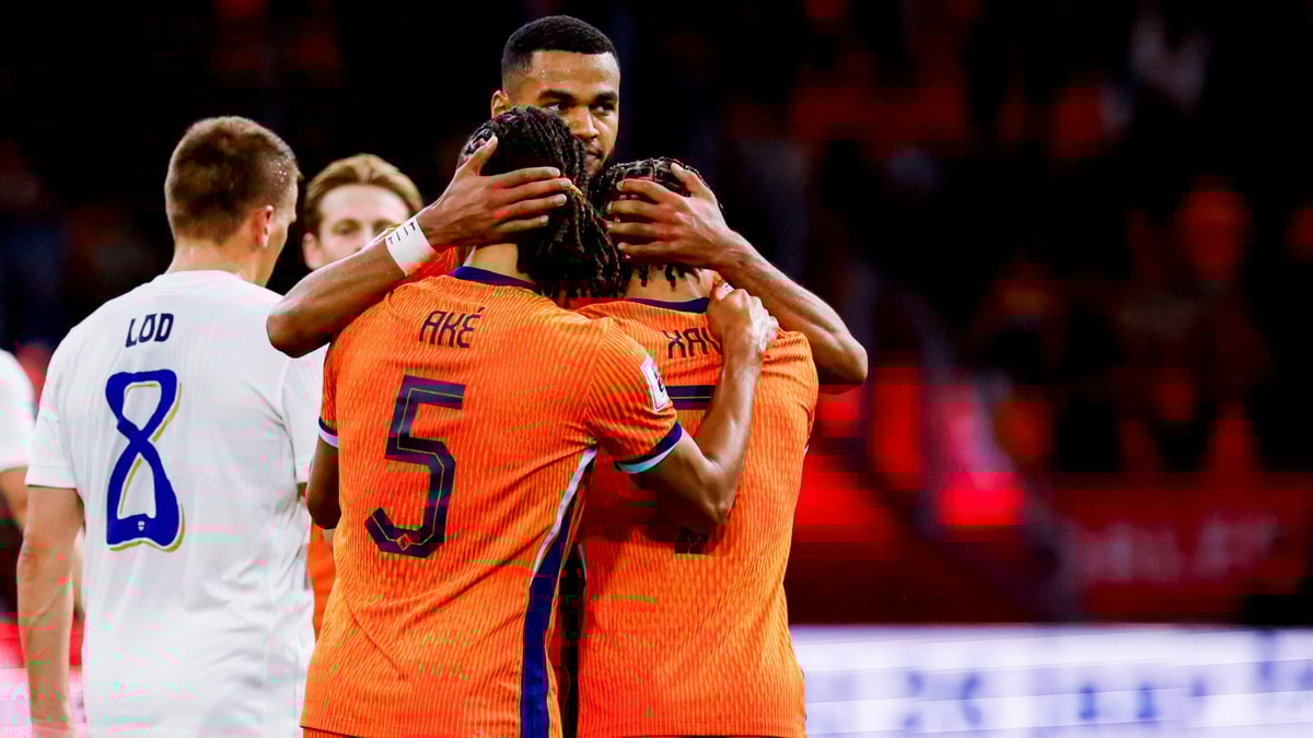 Cody Gakpo, Nathan Aké en Xavi Simons vieren een doelpunt