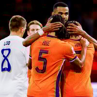 Cody Gakpo, Nathan Aké en Xavi Simons vieren een doelpunt