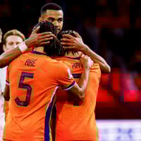 Cody Gakpo, Nathan Aké en Xavi Simons vieren een doelpunt