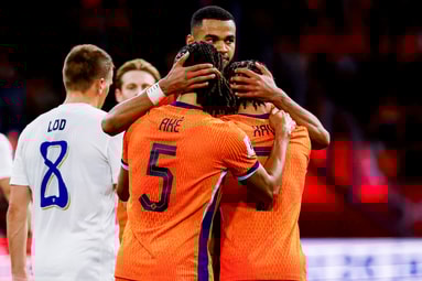 Cody Gakpo, Nathan Aké en Xavi Simons vieren een doelpunt