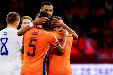 Cody Gakpo, Nathan Aké en Xavi Simons vieren een doelpunt