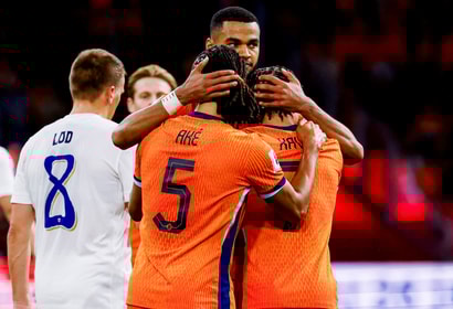 Cody Gakpo, Nathan Aké en Xavi Simons vieren een doelpunt