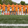 Oranje Onder 17 luistert naar het volkslied
