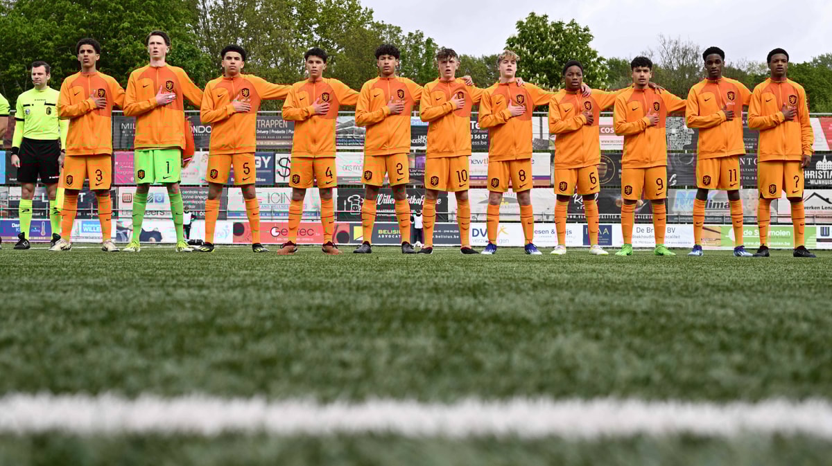 Oranje Onder 17 luistert naar het volkslied