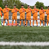 Oranje Onder 17 luistert naar het volkslied