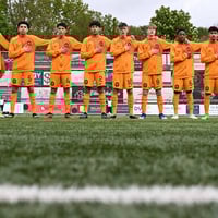 Oranje Onder 17 luistert naar het volkslied