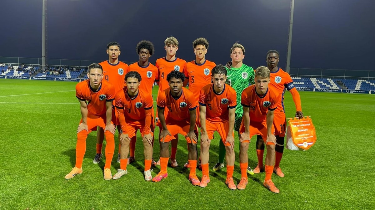 Oranje O18 poseert voor de camera