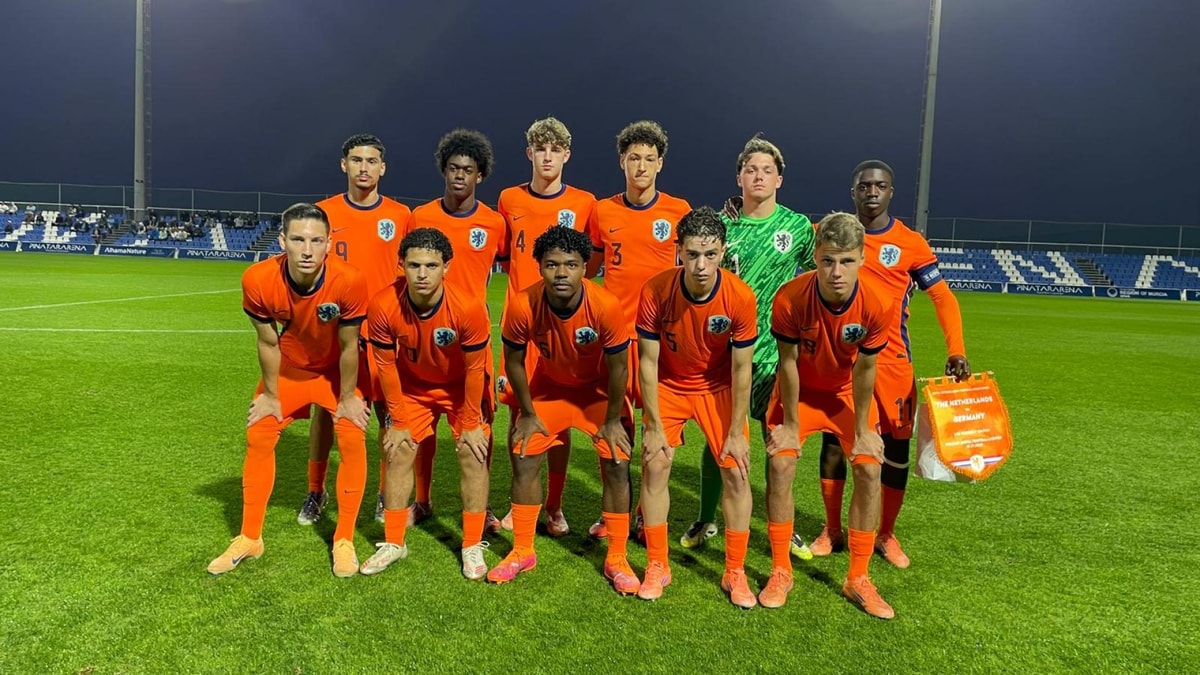Oranje O18 poseert voor de camera
