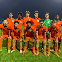 Oranje O18 poseert voor de camera