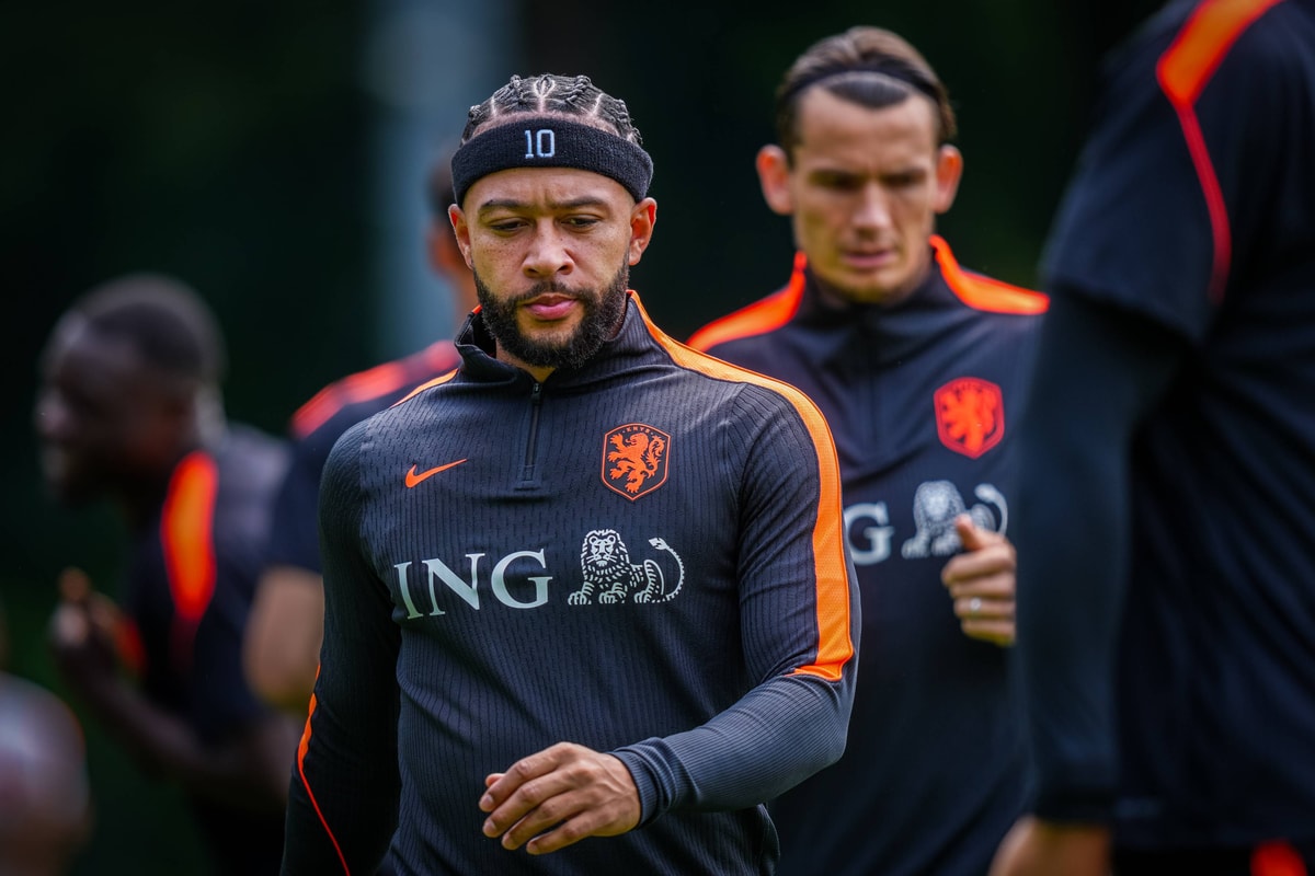 Memphis Depay op het trainingsveld bij het Nederlands elftal