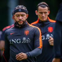 Memphis Depay op het trainingsveld bij het Nederlands elftal