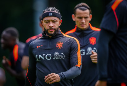 Memphis Depay op het trainingsveld bij het Nederlands elftal