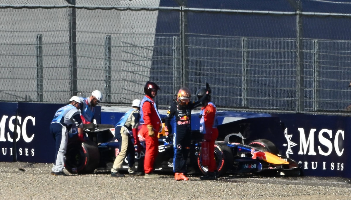 Max Verstappen crasht 