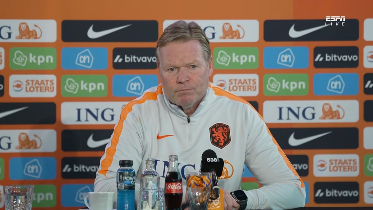 Ronald Koeman tijdens een persconferentie van het Nederlands elftal