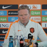 Ronald Koeman tijdens een persconferentie van het Nederlands elftal