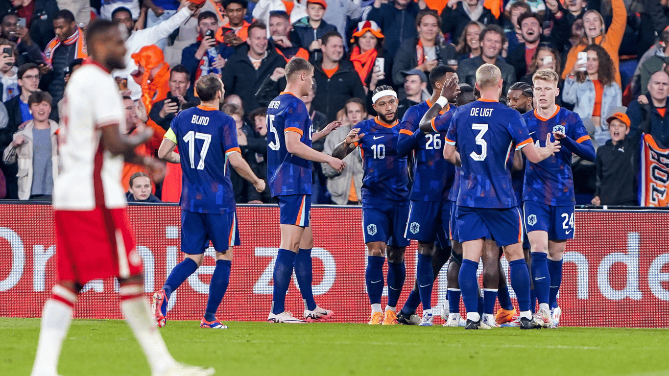 Het Nederlands elftal viert de 4-0 zege op Canada
