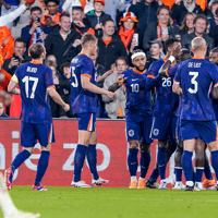 Het Nederlands elftal viert de 4-0 zege op Canada