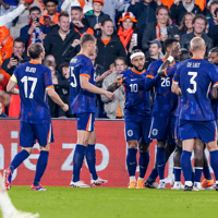 Het Nederlands elftal viert de 4-0 zege op Canada