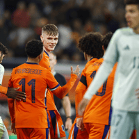 Maxim Dekker luistert zijn debuut voor Jong Oranje op met een doelpunt.