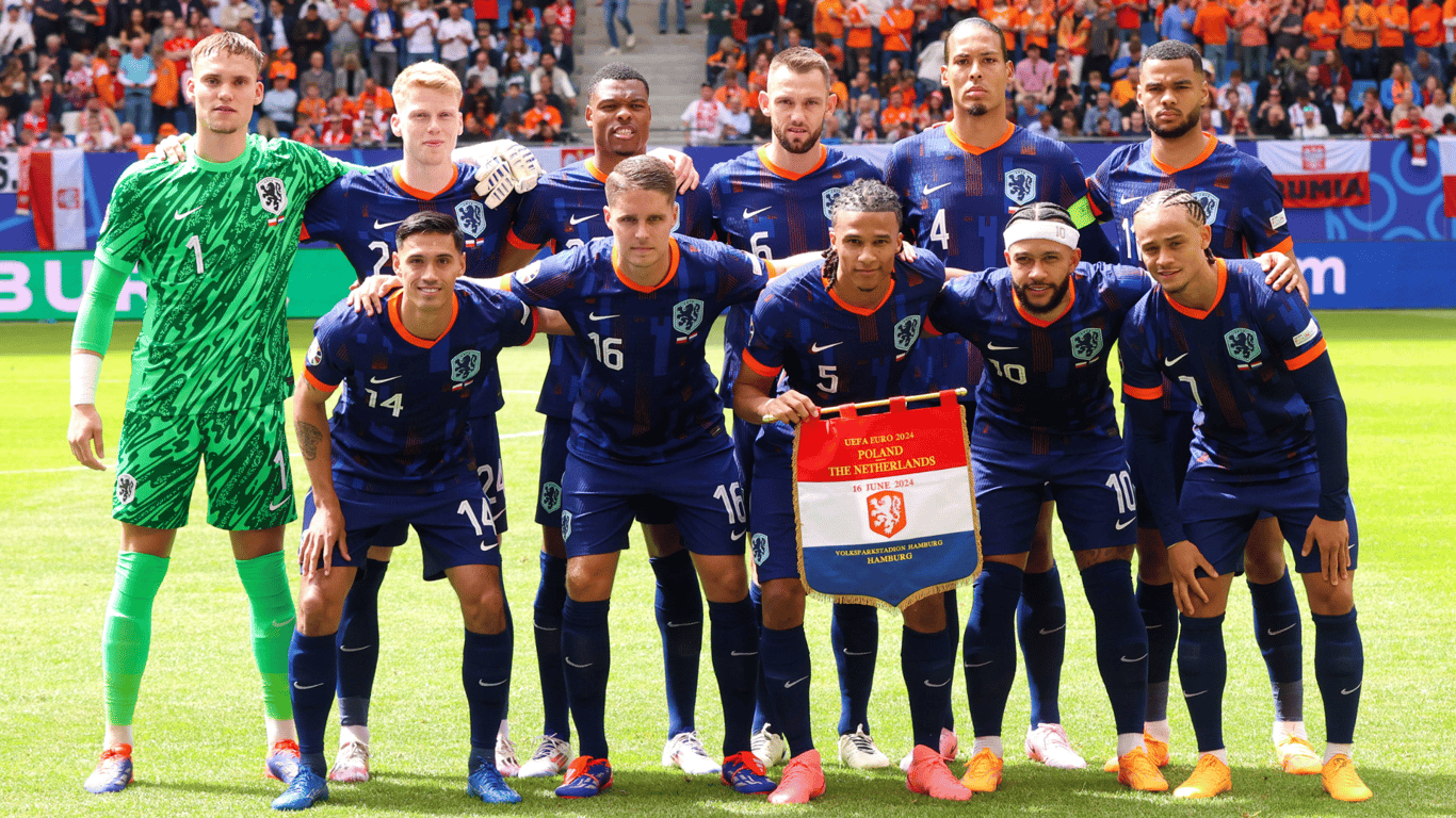 Het Nederlands elftal voorafgaand aan de EK-wedstrijd tegen Polen