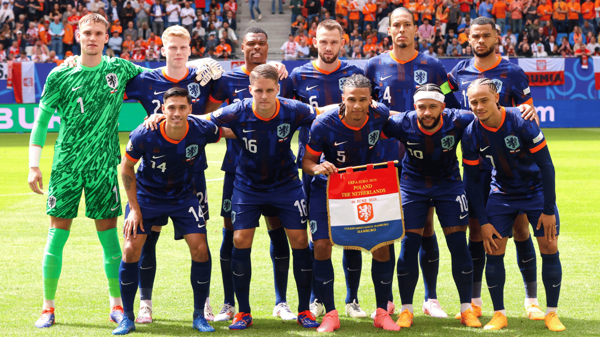 Het Nederlands elftal voorafgaand aan de EK-wedstrijd tegen Polen