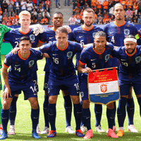 Het Nederlands elftal voorafgaand aan de EK-wedstrijd tegen Polen