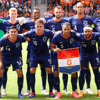 Het Nederlands elftal voorafgaand aan de EK-wedstrijd tegen Polen