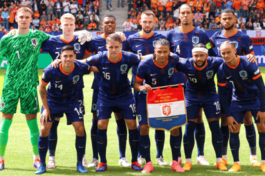 Het Nederlands elftal voorafgaand aan de EK-wedstrijd tegen Polen