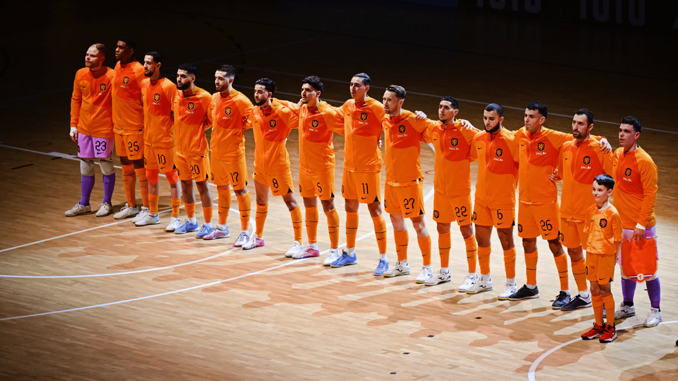 De Nederlandse zaalvoetballers hebben zich geplaatst voor de achtste finales van het WK Futsal in Oezbekistan