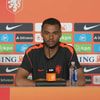 Cody Gakpo tijdens de persconferentie van het Nederlands elftal