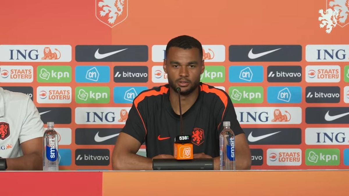 Cody Gakpo tijdens de persconferentie van het Nederlands elftal