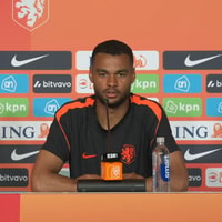 Cody Gakpo tijdens de persconferentie van het Nederlands elftal