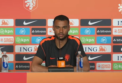 Cody Gakpo tijdens de persconferentie van het Nederlands elftal