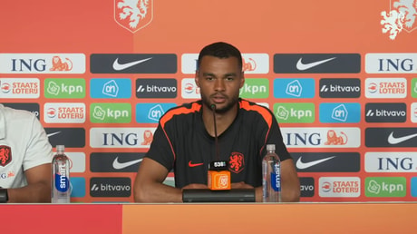Cody Gakpo tijdens de persconferentie van het Nederlands elftal