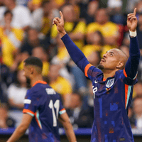 Donyell Malen viert zijn goal op het EK tegen Roemenië