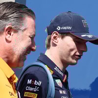 Max Verstappen in gesprek met Zak Brown
