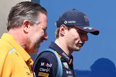Max Verstappen in gesprek met Zak Brown