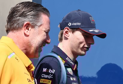Max Verstappen in gesprek met Zak Brown