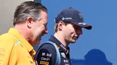 Max Verstappen in gesprek met Zak Brown