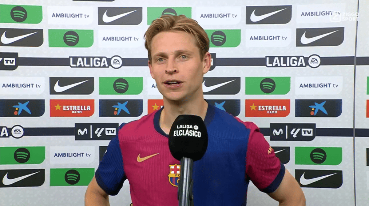 Frenkie de Jong voor de camera van Ziggo Sport